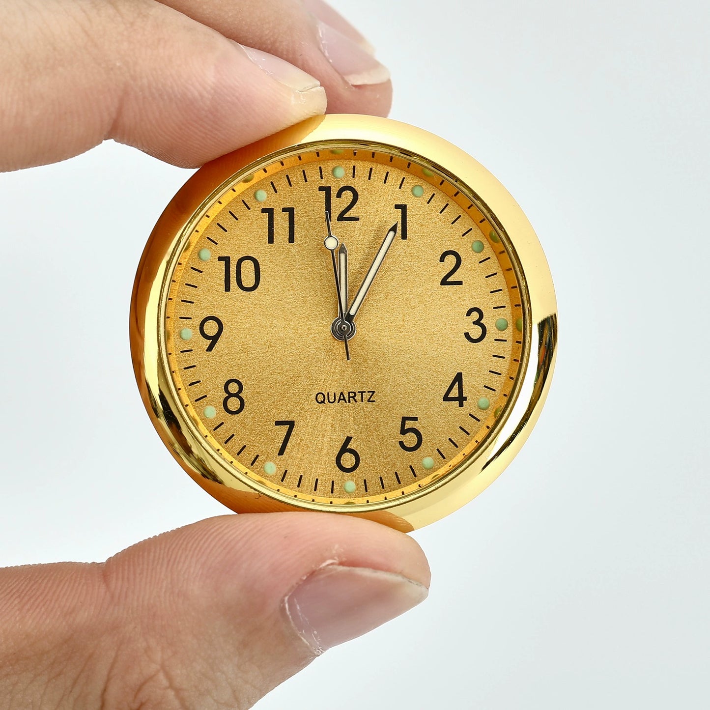 ساعة صغيرة للسيارة